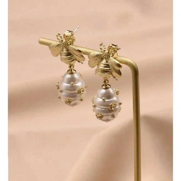 Bee Cultured Pearl Drop Earrings Vintage Bee Pearl Pendant Hypoallergenic - Picture 7 of 9